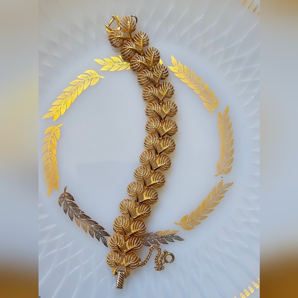 Coro vintage 1950s Gold Plated Filigree Leaf Bracelet. Coro Bracelet.